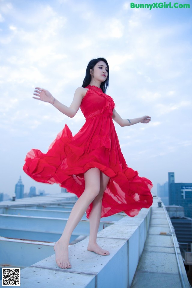 Beauty Crystal Lee ventured into blooming on the roof of a high-rise building (8 photos) No.9b72aa